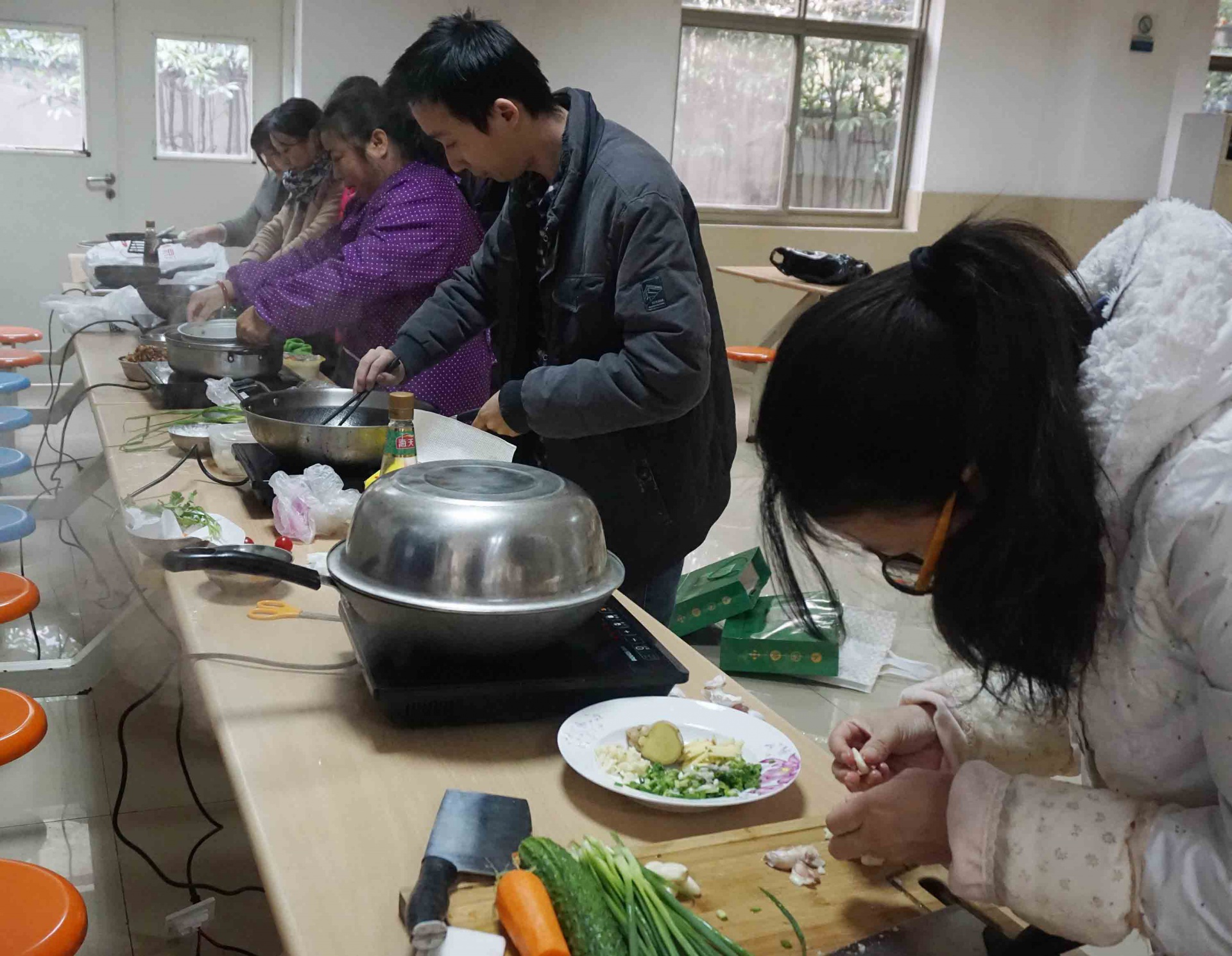 
                            魚(yú)火相逢，互展廚技，共烹友旺情！